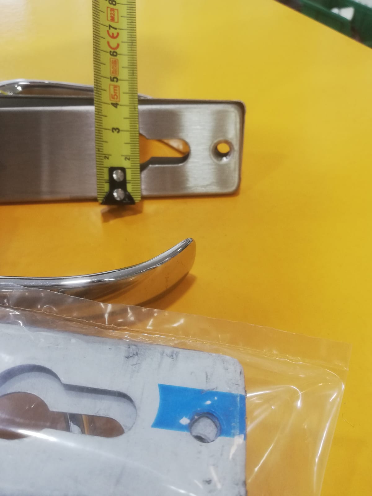Maniglie per porta con mostrine Inox